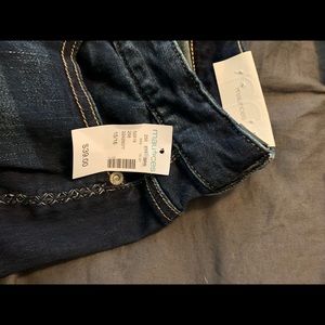 Maurice’s women’s size 15/16 brand new capris